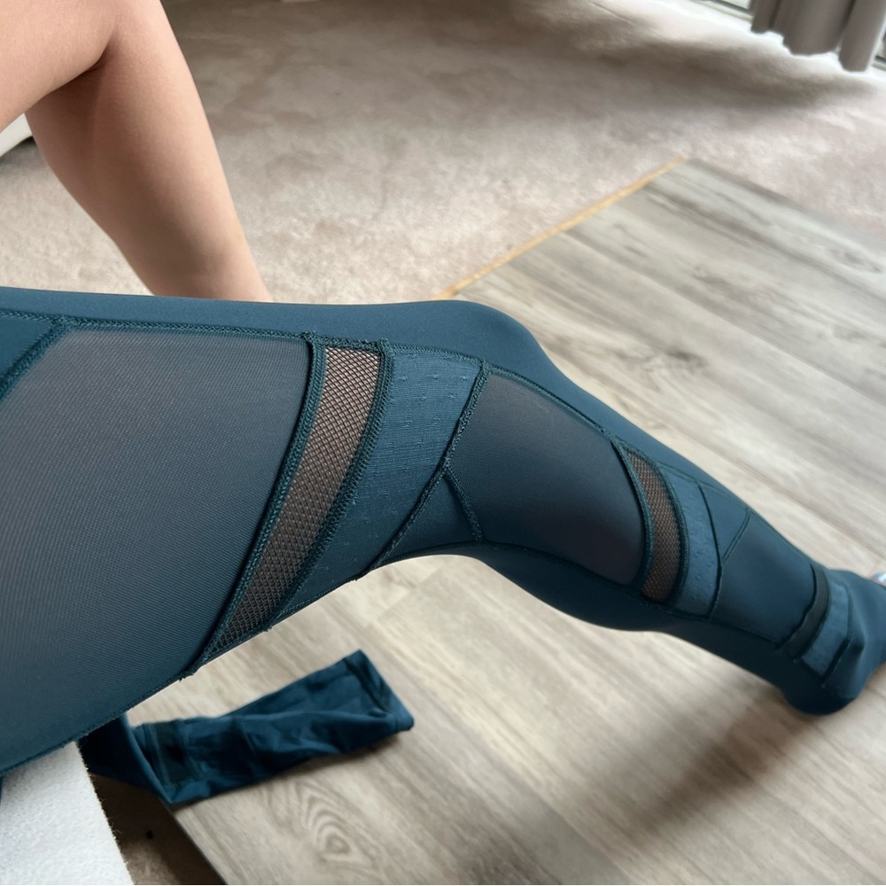 Early edition Teal Mesh Lululemon Leggings size 6 in great condition 30” inseam
